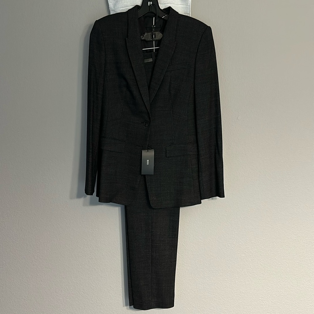 Hugo Boss suit
Jacket & pants, belt
Size 4
Smoke free & pet free home.
Clean out